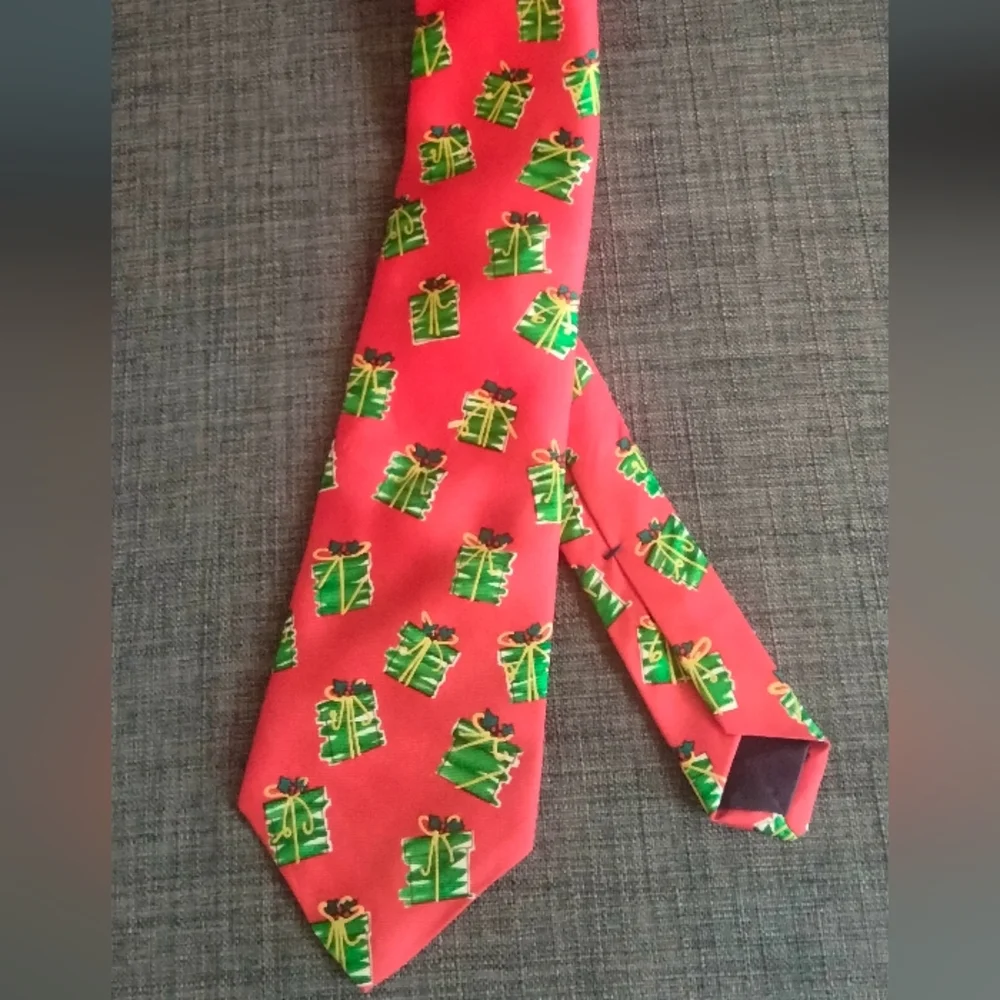 Talbots kids Christmas / Holiday red and green neck tie with bows and holly